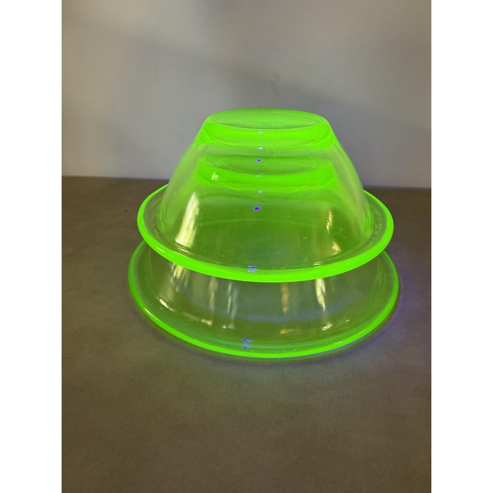 VNTG‎ Anchor Hocking Uranium Glass Mixing Bowl Set Of 2 Nesting Green USA Glows